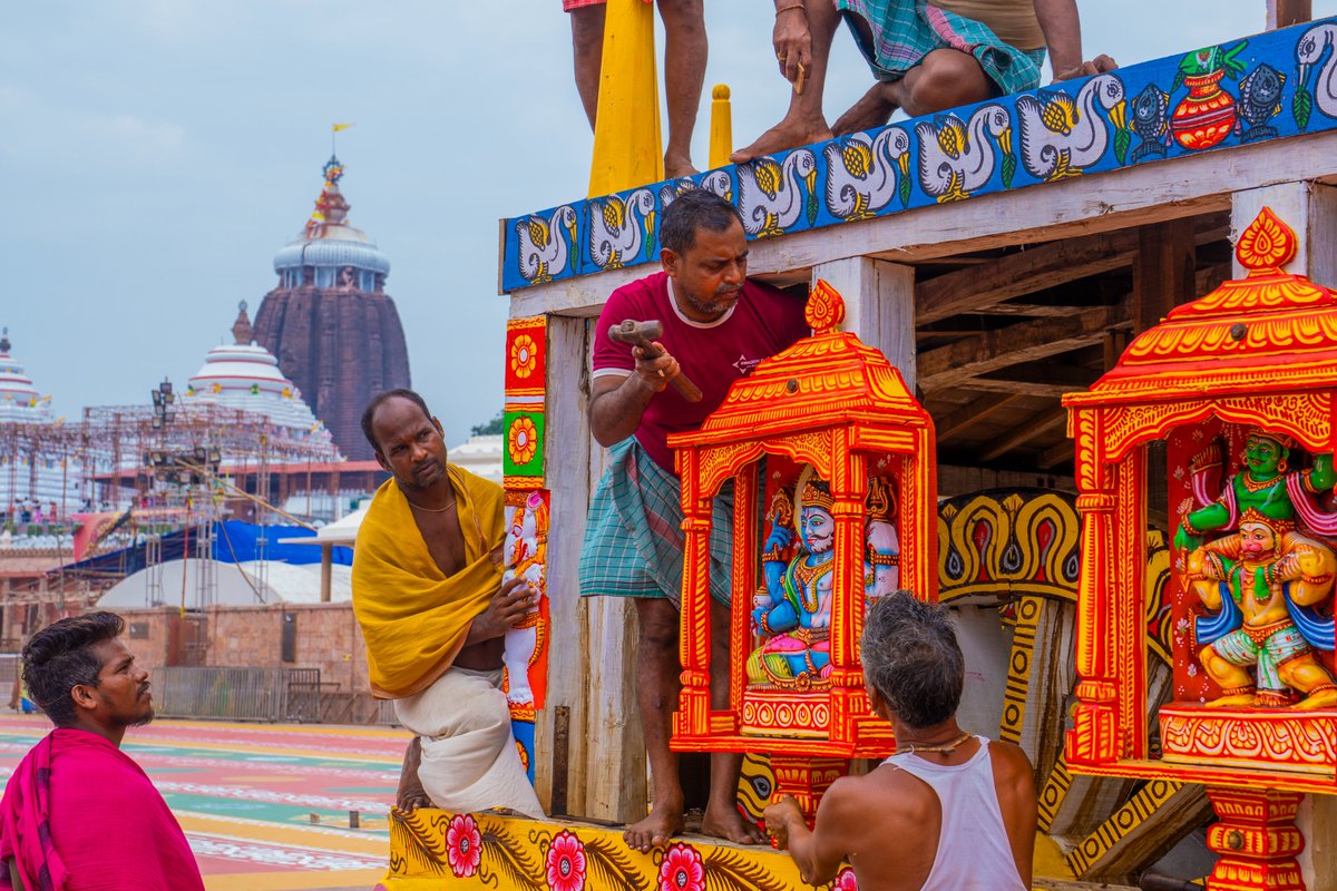SJTA_Puri's tweet photo. ଆଉ ମାତ୍ର ୭ ଦିନ ପରେ ପବିତ୍ର ଶ୍ରୀଗୁଣ୍ଡିଚା ଯାତ୍ରା। ଶ୍ରୀବିଗ୍ରହମାନଙ୍କ ରଥ ନିର୍ମାଣ କାର୍ଯ୍ୟ ଶେଷ ପର୍ଯ୍ୟାୟରେ ପହଞ୍ଚିଥିବା ବେଳେ ଆଜି ତିନି ରଥରେ ପାର୍ଶ୍ୱ ଦେବାଦେବୀଙ୍କୁ ସ୍ଥାପନ କରାଯାଇଛି।

ଜୟ ଶ୍ରୀଜଗନ୍ନାଥ ମହାପ୍ରଭୁ। 🙏 https://t.co/dosLE8btkJ