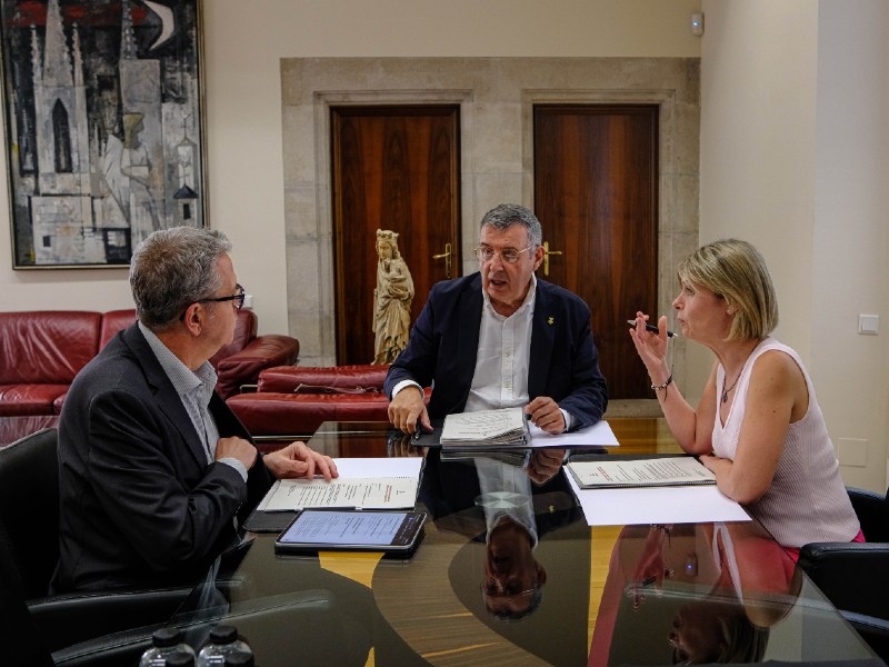 Dipta_cat's tweet photo. 🤝La presidenta @nllaurado participa a la trobada de presidències de diputacions catalanes a Girona. S'hi ha tractat de l’adhesió de les diputacions a l’Energètica, dels nous estatuts de l’AOC, i de les darreres novetats en matèria d’administració local, entre altres aspectes. https://t.co/VdcID9fcox