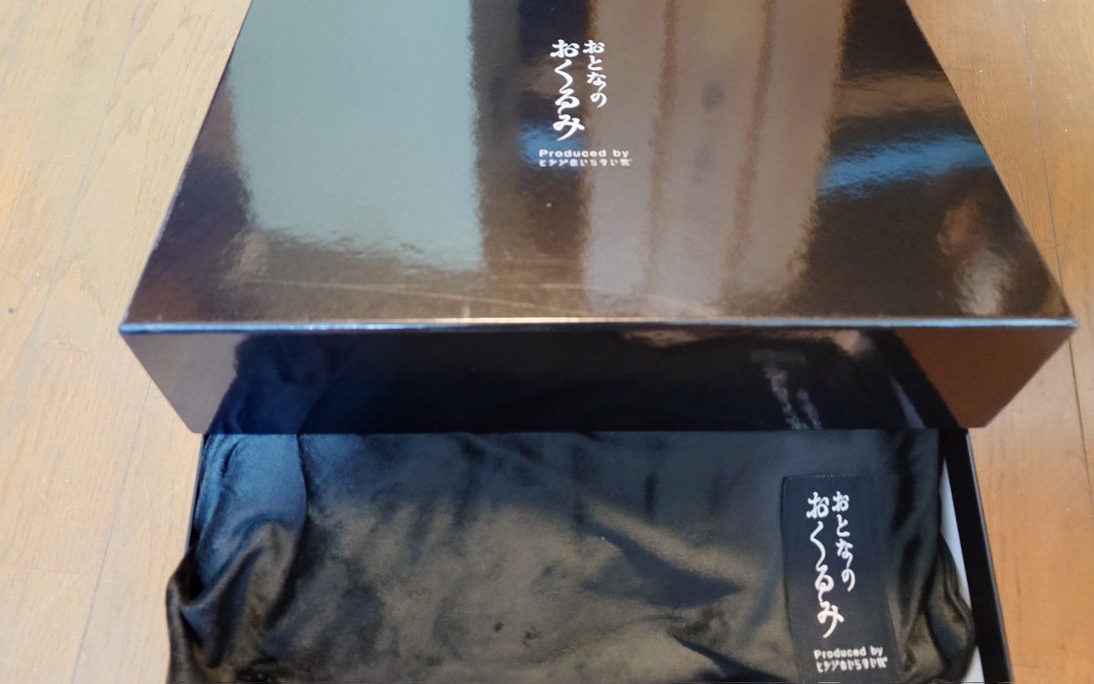 ne_9o's tweet photo. 誕プレで貰った大人のおくるみ
春夏秋冬使えるリバーシブル仕様のポンチョ
ブランケットにもなるの便利すぎる https://t.co/0qW0OhTa5N