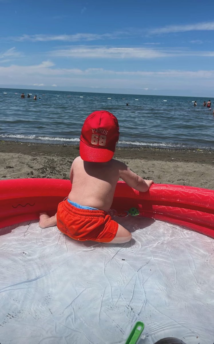 linros4f's tweet photo. MashaAllah...baby Adar has grown up..he looks cute even from the back..hope we can see Adar is swimming in the pool with his daddy..maybe later❤️🤗🤏🏼🍯 @barisbaktas 

#BarışBaktaş https://t.co/TryFFsxgzP