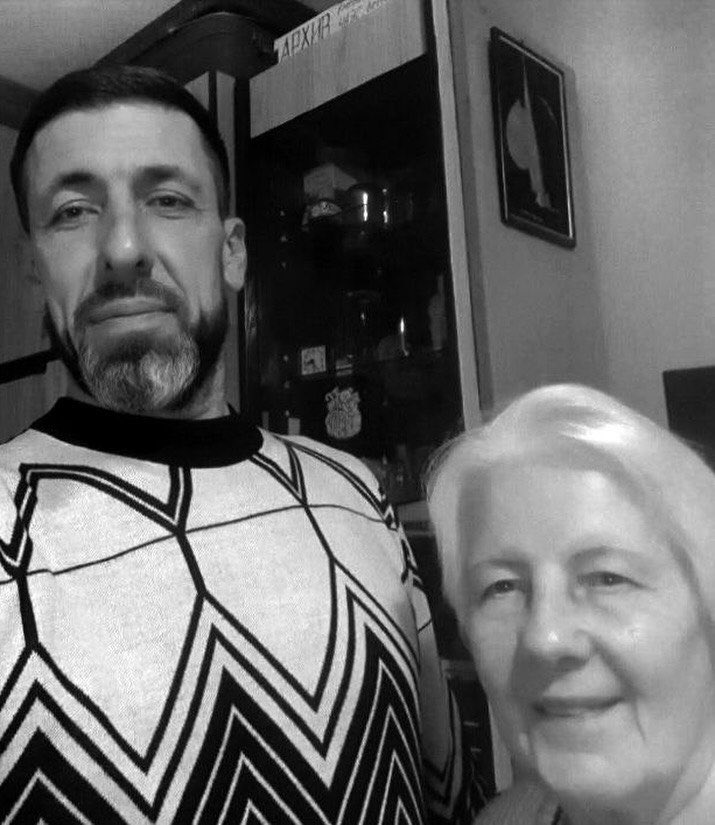 Frank810's tweet photo. 😭 An entire family died in an instant in Kyiv due to a Russian attack on July 6— Anastasia, her son Maxim, her husband, and grandmother 

They were in a shelter, hoping for salvation, but unfortunately, it did not save them, relatives report. https://t.co/kdGhP4z44n