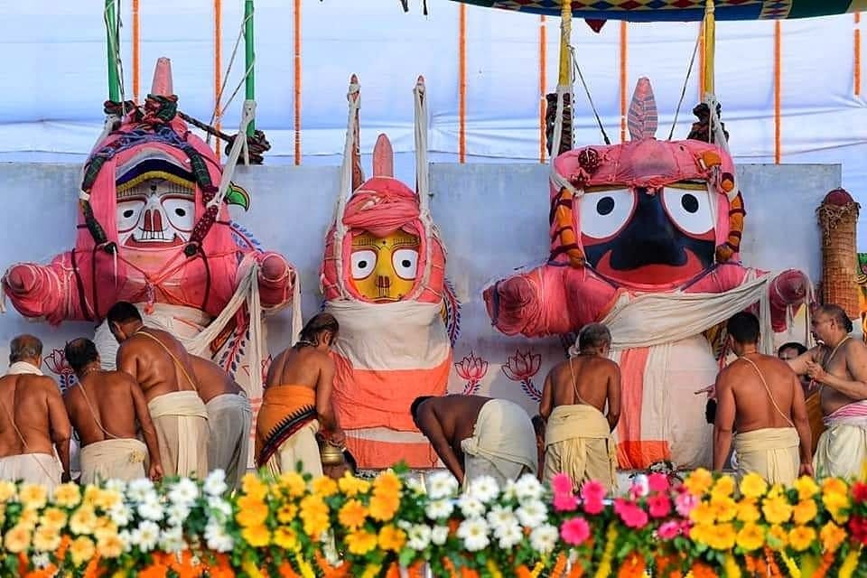 odiajagat's tweet photo. ।। ଶ୍ରୀମନ୍ଦିରରେ ଚକାବିଜେ ନୀତି ।। 

ଆଜି ଶ୍ରୀମନ୍ଦିର ରେ ପବିତ୍ର ଅନବସର ଦ୍ଵାଦଶ ଦିନ ଅବସରରେ ଚକାବିଜେ ନୀତି ଅନୁଷ୍ଠିତ ହେଉଛି। ଭୋଗ ମଣ୍ଡପ ନୀତି ସରିବା ପରେ ଜୟ ବିଜୟ ଦ୍ୱାର ବନ୍ଦ ହୋଇ ବେହରଣ ଦ୍ବାର ଖୋଲାଯାଏ । ଧୁକୁଡ଼ି ଦ୍ବାର ପାଖରେ ଥ‌ିବା ତିନୋଟି ଚକାକୁ ଗଡ଼ାଇ କରି ନେଇ ଅଣସର ପିଣ୍ଡିରେ ପକାଇ ଶ୍ରୀବିଗ୍ରହଙ୍କୁ ତହିଁରେ ବିଜେ କରାଯାଏ ।