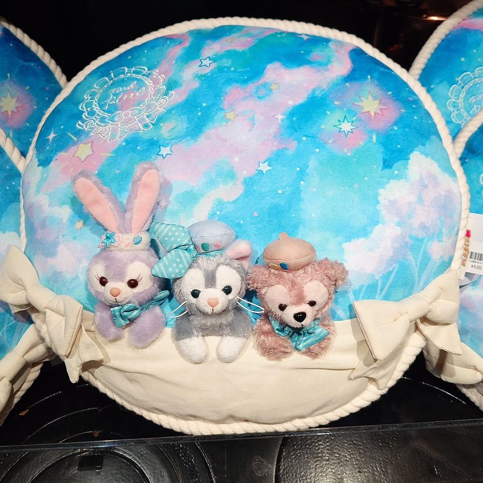 plussugarcom's tweet photo. 【ファインドユアビューティフルブルー！】ステラルー、ジェラトーニ、ダッフィーのマスコット付きクッション🐦️

#スグキチャオ #買い物代行 #グッズ代行 #ディズニー代行 #お土産代行 https://t.co/dHYGq20gZq