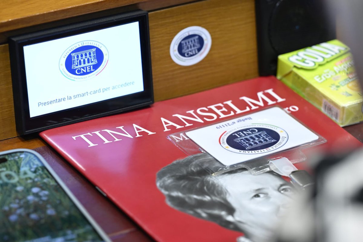 CislNazionale's tweet photo. #DanielaFumarola conclude convegno al @cnel_it su Tina Anselmi : «Ci sono personalità che appartengono al loro tempo. E altre che riescono ad andare molto oltre perchè lasciano un metodo, uno stile, un’idea delle istituzioni e del servizio pubblico che continua a interrogare ciascuno di noi. Tina Anselmi appartiene certamente a questa seconda categoria. Cambiavano le responsabilità, cambiavano i contesti, cambiavano perfino le emergenze che il Paese si trovava ad affrontare. Ma non cambiava mai il modo con cui lei interpretava il proprio ruolo: considerava ogni incarico una responsabilità verso gli altri. Questa é la ragione per cui Tina Anselmi continua ad apparirci così moderna». 

#Lavoro #Patto #Anselmi