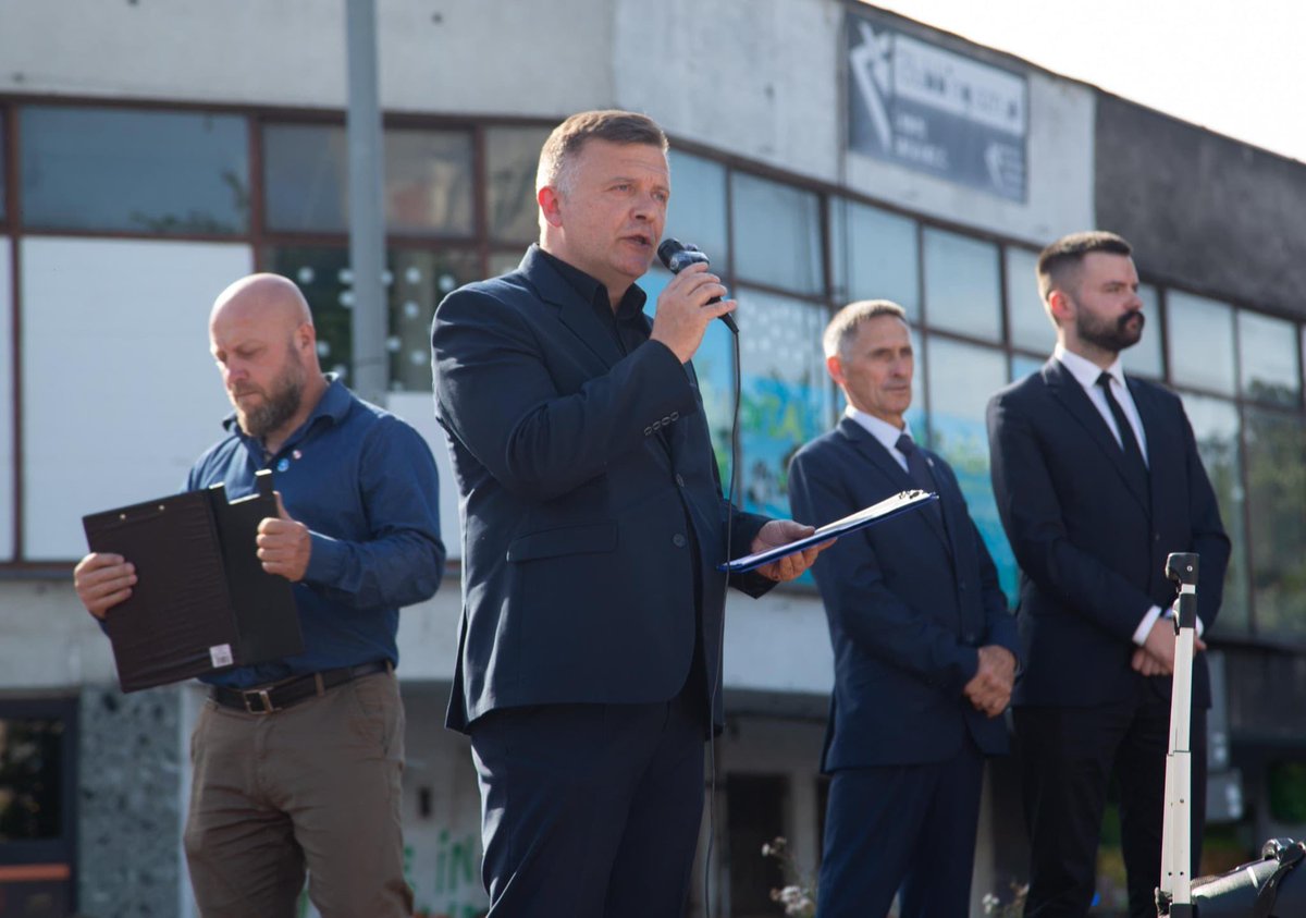 MAPiskorski's tweet photo. Wczoraj w Szczecinie. A już 11 lipca w Domostawie. Nie chodzi o nienawiść, chodzi o pamięć. Nie uda się już ukarać zbrodniarzy, większość z nich nie żyje. Możemy jednak wyciągnąć konsekwencje wobec tych, którzy ich gloryfikują. To nasz dług wobec przodków. https://t.co/XzYOnLAuyg