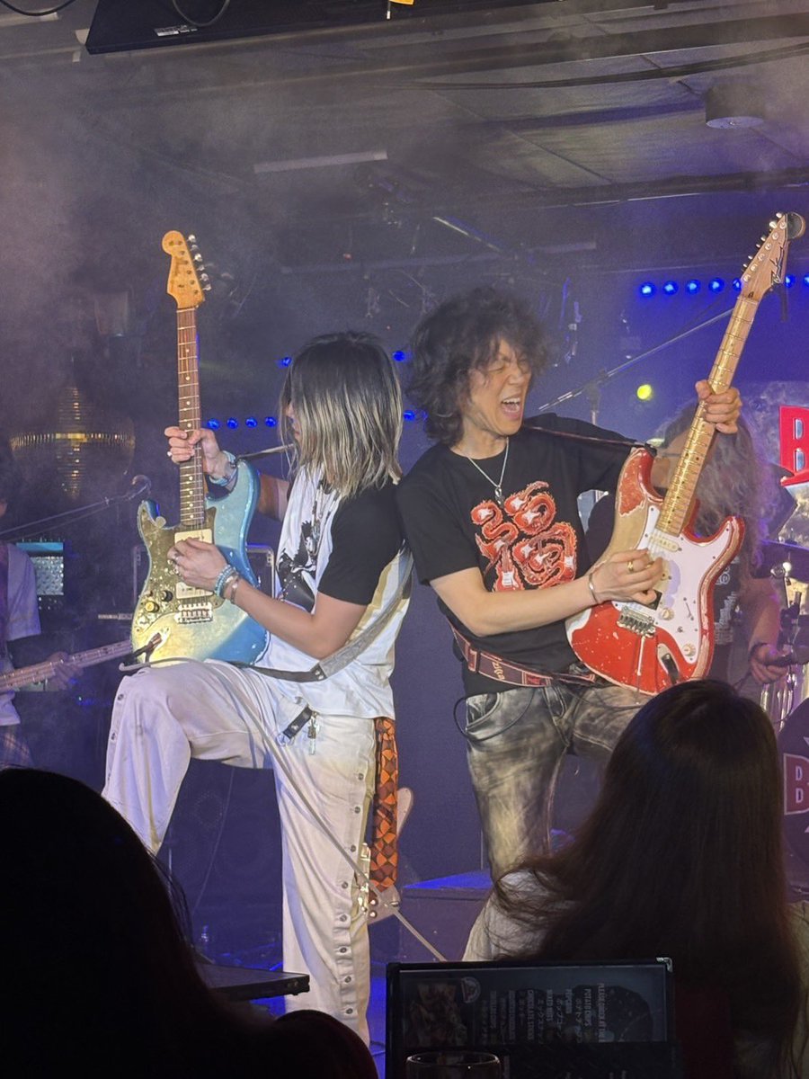 fukuchan625's tweet photo. 先日は六本木Bauhausでのバースデーイベント、足元の悪��中ありがとうございました！

今回は「Mr.Big / Just Take My Heart」
も弾いてみたり🎸
（動画はコメント欄）

Mr.Bigと言えば自分の青春のバンドの一つで
（高三の文化祭でも演奏したり）

５月にはZeppのライブに招待していただいて、
ボーカルEric Martinさんのライブを観てきました。（演奏曲はMr.Big）

生のライブ後、久々に観たくなって学生の頃よく観てた昔のMr.Bigのライブ映���を見返したり、Mr.Bigの曲を弾いてみたり。

Mr.Bigの影響力は自分と同世代のミュージシャンには特に大きかったように思います。

間近で見るEric Martinさんはオーラがあり、
身長も高かったです。
（186cmだそうでポールとビリーの間に並んでるとそんなに身長が高いと思ってなかったです）

TMGも今年のツアーで最後になりそうなので残念ですね。

#EricMartin
#PaulGilbert
#MrBig
#TMG
#TakMatsumoto