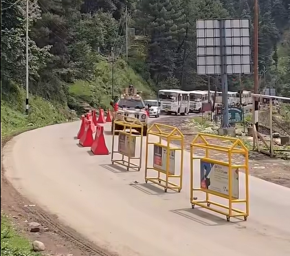HiddenNews5's tweet photo. *Amarnath Yatra Footfall Crosses 1.77 Lakh; 11 Dead, Early Melting of Ice Lingam Fails to Deter Devotees*
https://t.co/ehsJFJpD2B #AmarnathYatra2026 #Baltal #Pahalgam #Pilgrimage #TheHiddenNews #Darshan2026 #SpiritualJourney https://t.co/ac4zRMTFxO
