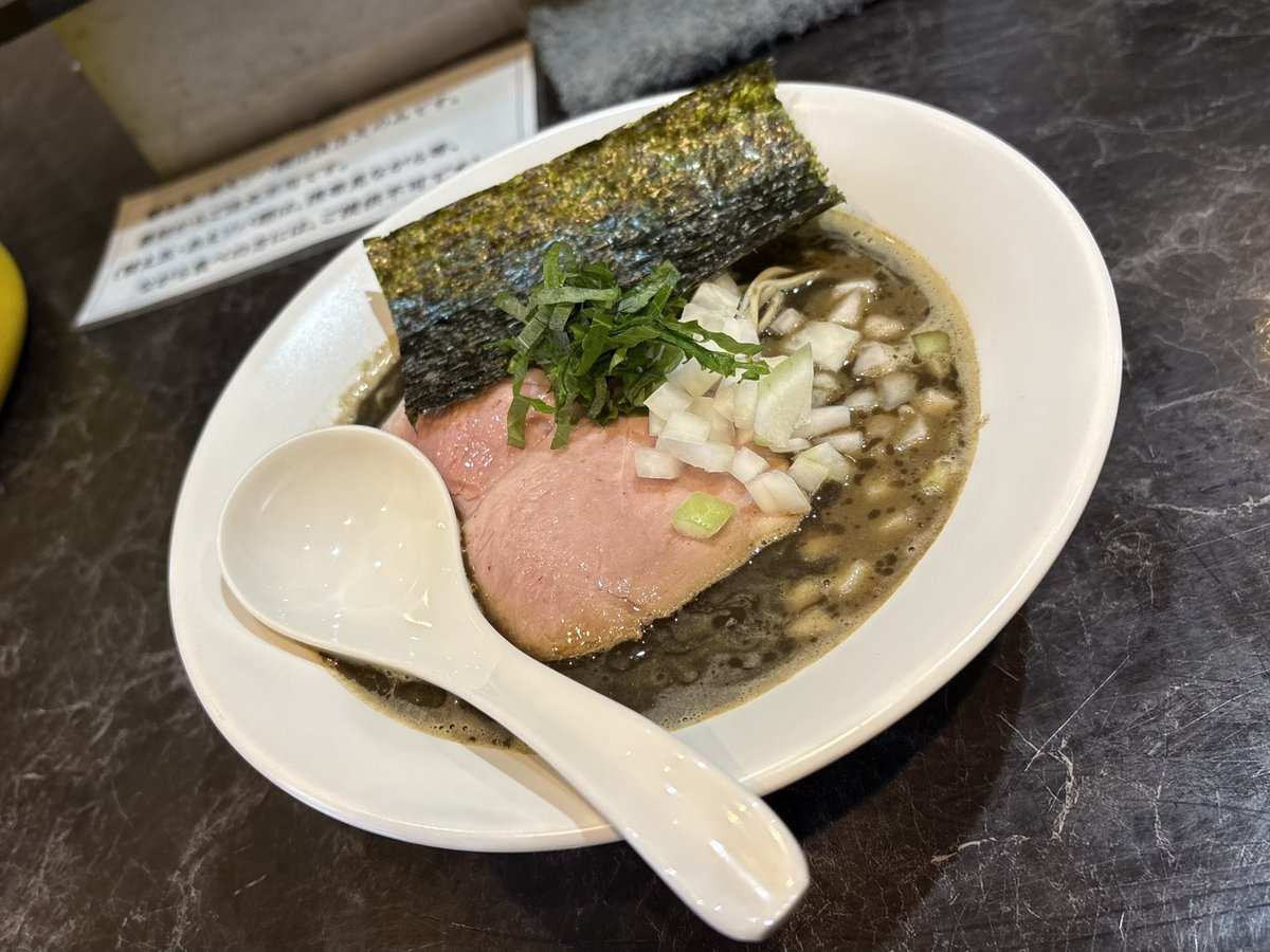 ohei_shotani71's tweet photo. 🆕「中華SOBA にぼ乃詩」@本川越

・濃い煮干しそば(並)

初ほうもーん🎉フォロワーさんのファン多数のコチラ😏今日は濃いニボ＋あえソバ🍜なめらかでねっとり舌に絡みつく濃厚スープ🤩煮干のビター感と動物のコクやまろやかさが絶妙👍🏻チャーシューもぶ厚くてリッチ🍖こりゃウマイっすねぇ🤤🎶 https://t.co/8UHrzlQZ51