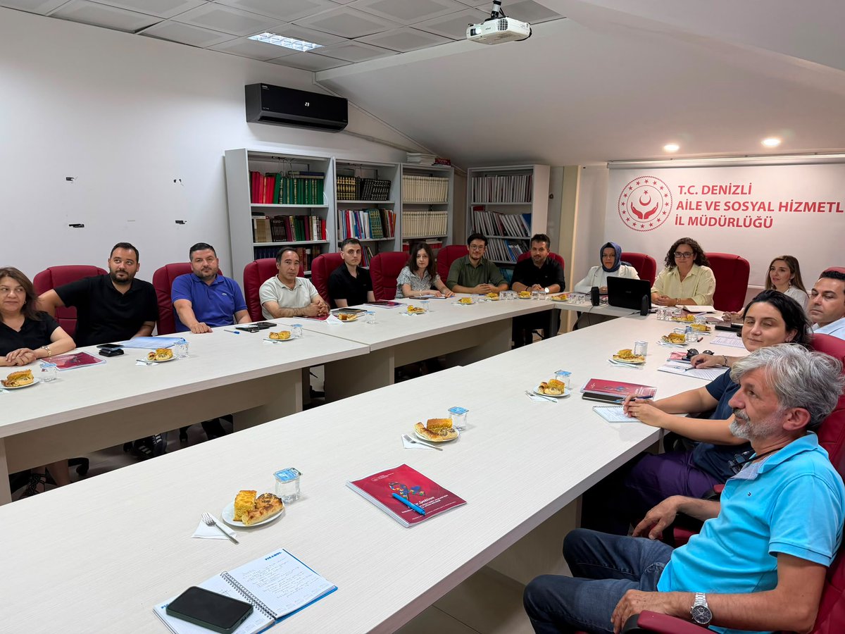 denizliash's tweet photo. II. Ulusal Otizm Eylem Planı kapsamında 2026 yılı üçüncü İl Komisyon Toplantısı, Denizli Aile ve Sosyal Hizmetler İl Müdürlüğü koordinasyonunda gerçekleştirildi.
Toplantıda, paydaş kurumlar arasında yer alan Denizli Büyükşehir Belediyesi, Kültür ve Turizm İl Müdürlüğü ve  Gençlik Spor İl Müdürlüğü tarafından otizm alanında yürütülen ve planlanan faaliyetlere ilişkin sunumlar yapıldı.
Toplantı, kurum temsilcilerinin görüş ve önerilerinin alınmasının ardından tamamlandı.
@tcailesosyal 
@ekremboran80