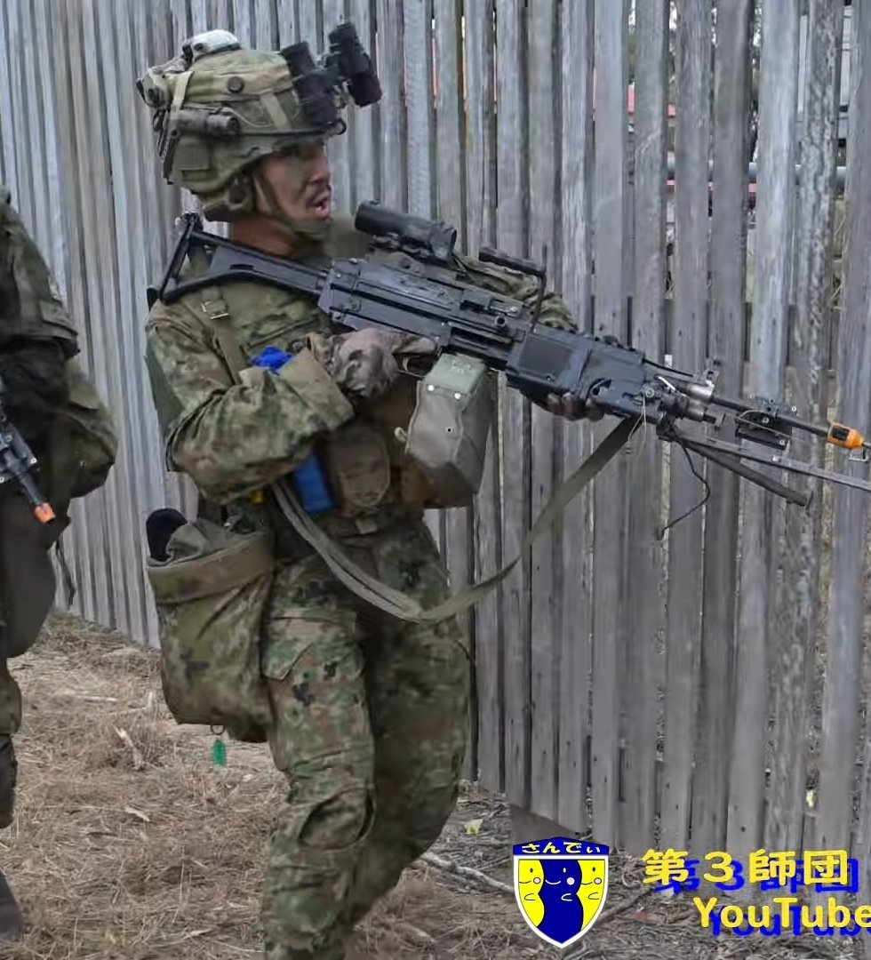 asura0998822's tweet photo. 演習動画に例の双眼付けた隊員映ってた
機関銃手だったとは
しかも旧型のミニミにELCAN載せてる！これも私物なんだろう

これはもう完全に装備にお金かけるのが好きなこっち側の人間ですわ
https://t.co/SZ1Grdir5b https://t.co/uWMFMgbthA