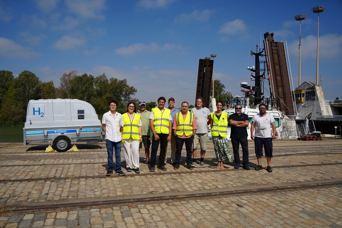 PuertoDeSevilla's tweet photo. 🔌 Dentro del proyecto #HYDEA hemos realizado junto con @GHENOVAofficial, Coolergy, @ClantechES y @unisevilla una prueba de usos portuarios de hidrógeno.

🇪🇺 #HYDEA está cofinanciado por el #FEDER a través del programa europeo INTERREG Atlantic Area. https://t.co/AspD0dg1QI