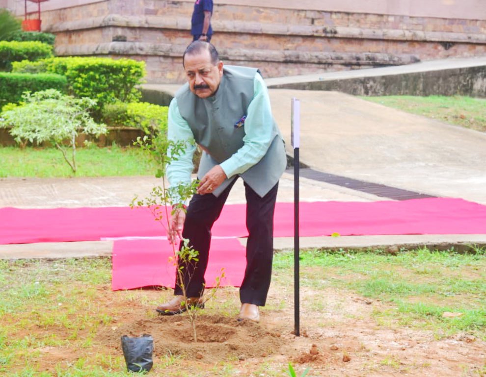 DrJitendraSingh's tweet photo. आदरणीय प्रधानमंत्री श्री @narendramodi जी द्वारा आरंभ किए गए #एक_पेड़_माँ_के_नाम अभियान के अंतर्गत आज #NISER #Bhubaneswar में अपनी माताजी के नाम से पौधारोपण करने का सौभाग्य प्राप्त हुआ एवं सभी से इस अभियान में शामिल होने की अपील की। https://t.co/M28r4oXSCV