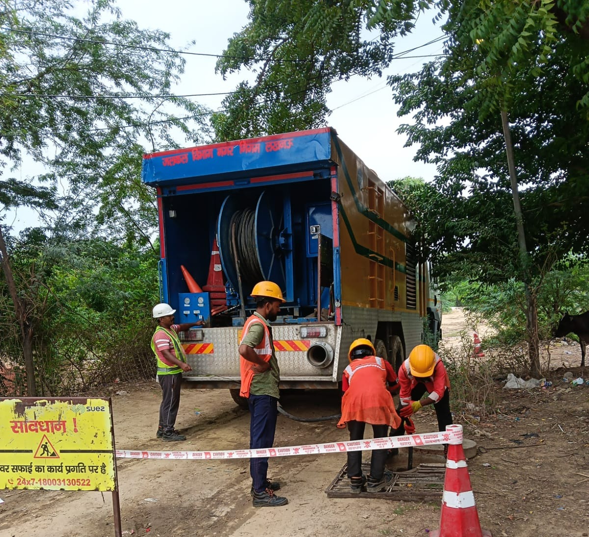 Ravi_Thakurr_'s tweet photo. Under the One City One Operator (OCOP) initiative, mechanized sewer cleaning is ensuring cleaner streets, smoother drainage, and a healthier city.
@suez @NagarVikas_UP @jalkal_lko
#OneCityOneOperator #OCOP #Lucknow #SewerCleaning #SUEZIndia #SwachhLucknow #CleanCity https://t.co/7dL4mHEv2E