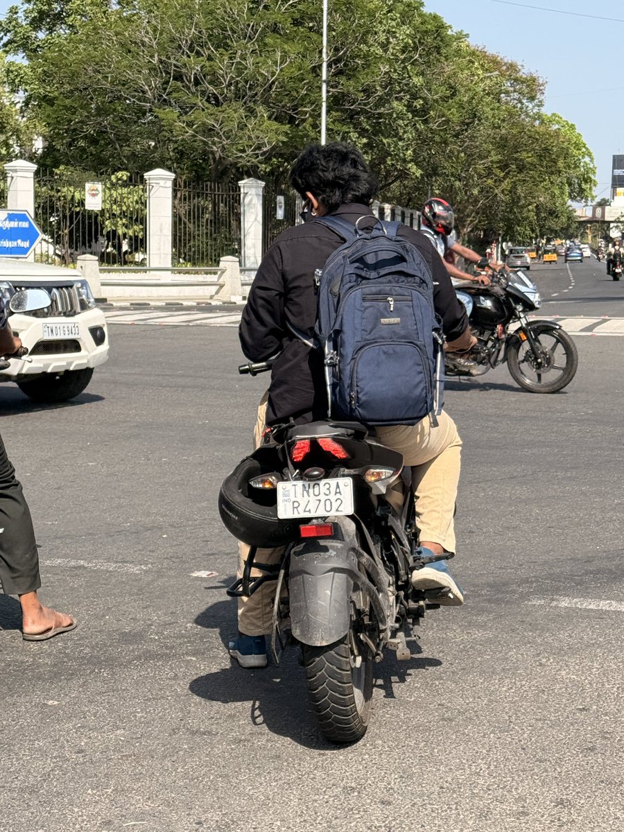NaveenBreakaway's tweet photo. Vehicle Number : TN03 AR 4702
Place : Marina ( Time Clock Signal ) Gandhi Statue 
Timing : 9.20AM
Offence : No helmet plus airpods wearing

@ChennaiTraffic https://t.co/QGo5iG3Vef