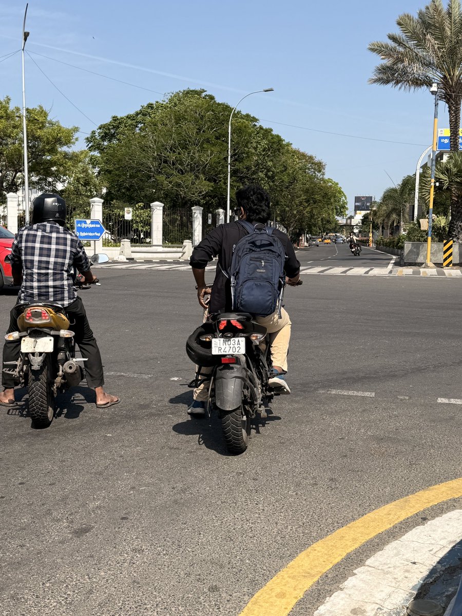 NaveenBreakaway's tweet photo. Vehicle Number : TN03 AR 4702
Place : Marina ( Time Clock Signal ) Gandhi Statue 
Timing : 9.20AM
Offence : No helmet plus airpods wearing

@ChennaiTraffic https://t.co/QGo5iG3Vef