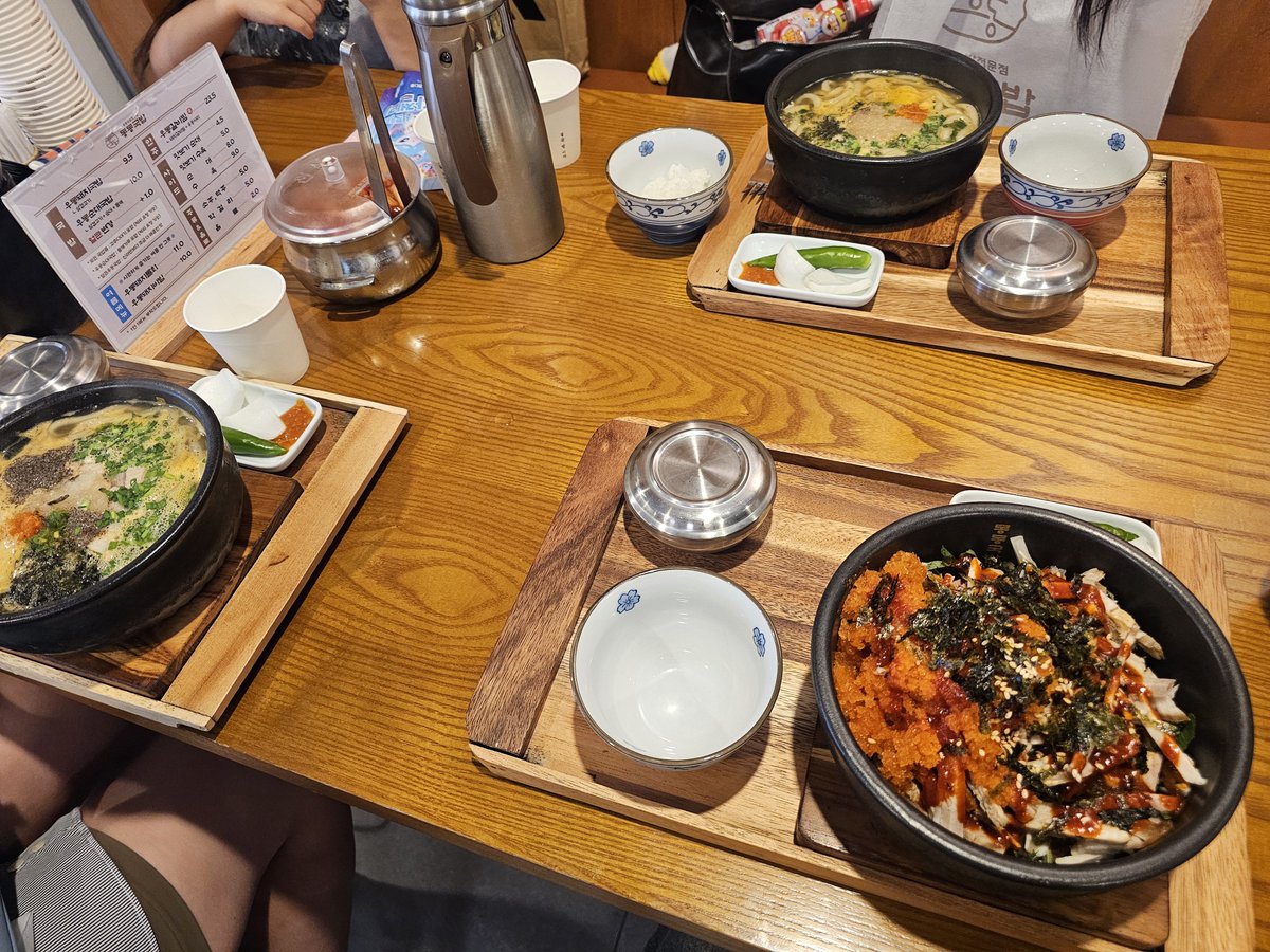 REINA1_2's tweet photo. 大邱で定期的に会ってたけど日本に帰っちゃった友達が久しぶりに大邱に来てくれていつも会ってた3人(可愛い娘ちゃんも)で会えた😭🤍
次はお母さん遊びに来るまでまたバイト休みないから頑張る🥺 https://t.co/xsYTdx6sZ1