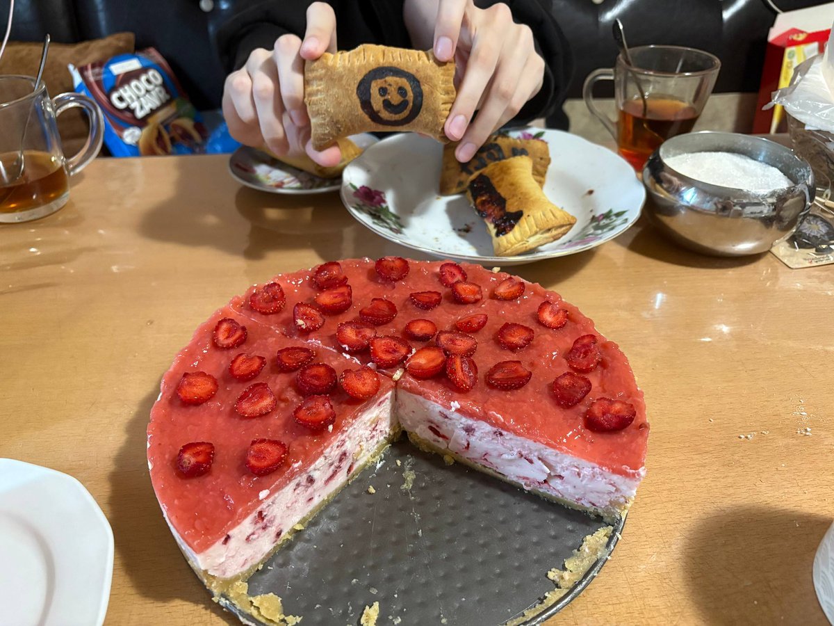 bb_saifa's tweet photo. Yesterday I made strawberry cheesecake + strawberry raspberry buns by myself and Osuke joined us for the meal (when my dad came into the kitchen he asked if it's a policeman or a schoolboy😭)
#土田央修 #おうすけ #TSUCHIDAOSUKE #オウスケ #OSUKE https://t.co/l1VmiNzQGF
