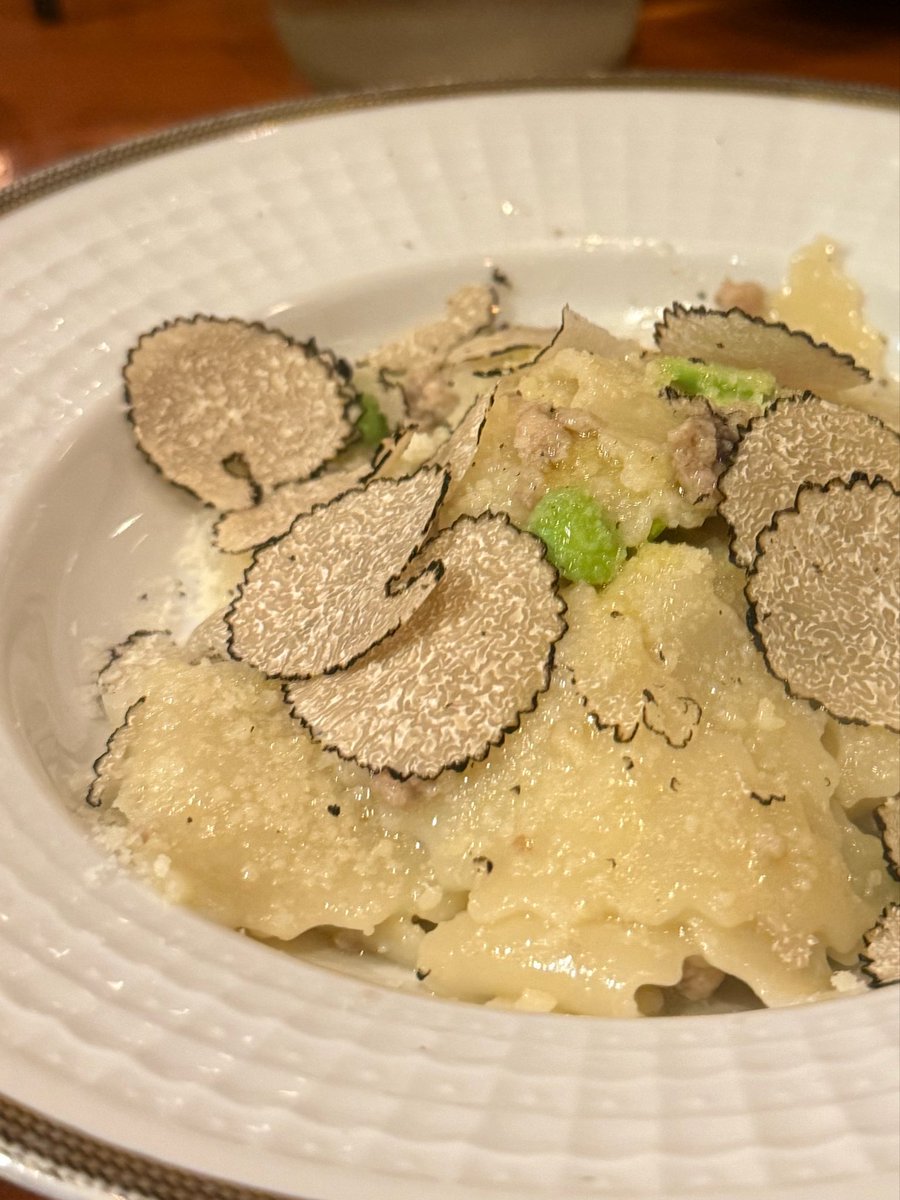 hirune_kid's tweet photo. 赤坂は古くて行く価値が無い街だと非上場飲食店経営者にバカにされたことがあって、何言ってんですかバブルの残照のイメージ引きずりすぎ、最高の店だらけですよと勧めたのがこの二店で、昨日久しぶりに行ったけど変わらず飛び跳ねるほどイカしてたな 初手から兎のラグーソースに内臓入れるタイミングを力説され、「ちょっといいやつを」で即ロビノのネゴスが出てくる街です 全員赤坂に向かってください