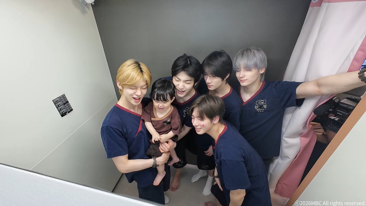 Lemino_K's tweet photo. ／
Leminoで全話配信中✨
☀TXTの育児日記☀
第12話の場面写真を追加公開💗
＼

#TOMORROW_X_TOGETHER とユジュンの
最後の撮影日😭

20歳になったユジュンを想像💭
TXTへ大好きだよと伝えるユジュン👶

ユジュン、僕らは君が本当に大好きだよ。
また会おうね❤️

▼特設ページ
https://t.co/boaITGa02H https://t.co/2CDFae2iGz