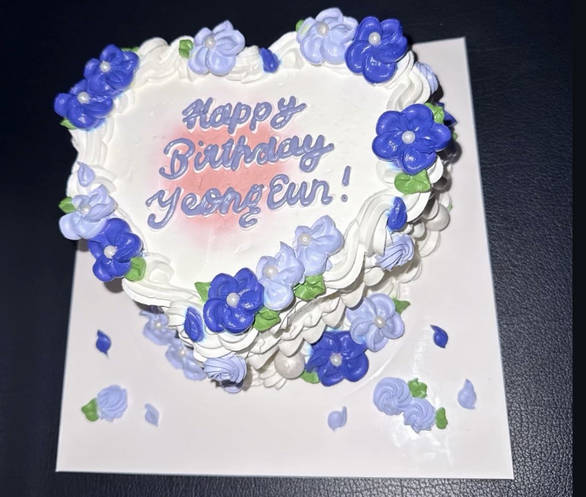 arem_rq's tweet photo. Happy Birthday to our Drummer Queen! 🥁👑💜🥳

Yesterday was #YeongEun‘s birthday.
It’s the 6th year that I‘m able to celebrate her birthday as a #Diadem.

It’s a vanilla flavored cake. 🎂

#HappyYeongEunDay
#해피영은데이 #롤링쿼츠 #RollingQuartz #다이아뎀 #영은 https://t.co/WAljynsvbp