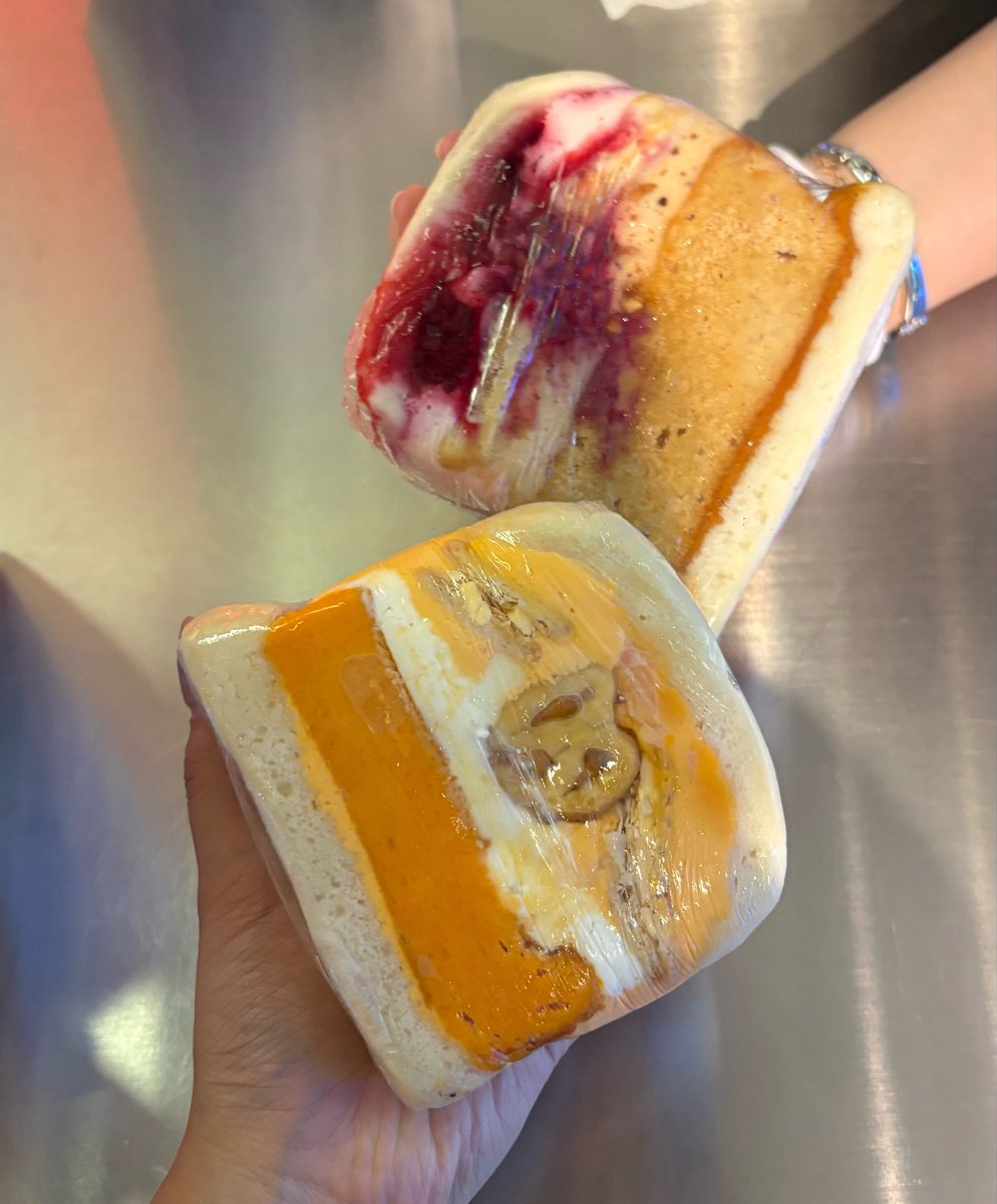 zzhangyuzu's tweet photo. 260709 엠카 #희승 #에반

오늘 착장은 히승이 피셜 ‘스쿨룩’ 흰 셔츠에 검은 가죽바지 검은 가죽조끼? 입엇어요 오늘 막 달라진거없냐구 전기고문여친처럼 물어보더니 머리 잘랏다구 그럼ㅋㅋㅋㅋㅋㅋ 기엽당 에버들 점메추는 치즈돈까스? 히승이는 우동먹을거래요ㅋㅋㅋㅋㅋㅋㅋ그리구 어떤 에버가 https://t.co/M1iLXVZbjr