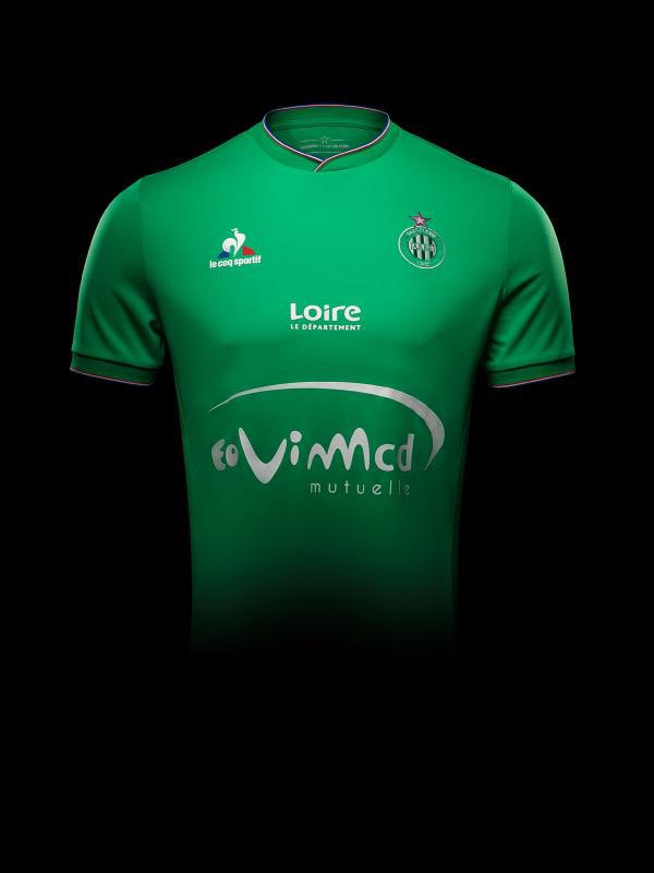 BiKBuK_'s tweet photo. Ce qui se plaignent que le maillot ne change pas c’est comme ça depuis toujours 
Ces maillot n’étant que très peu différent 
Un col pour LCS et des bandes pour Adidas https://t.co/TXjMbqEhUQ
