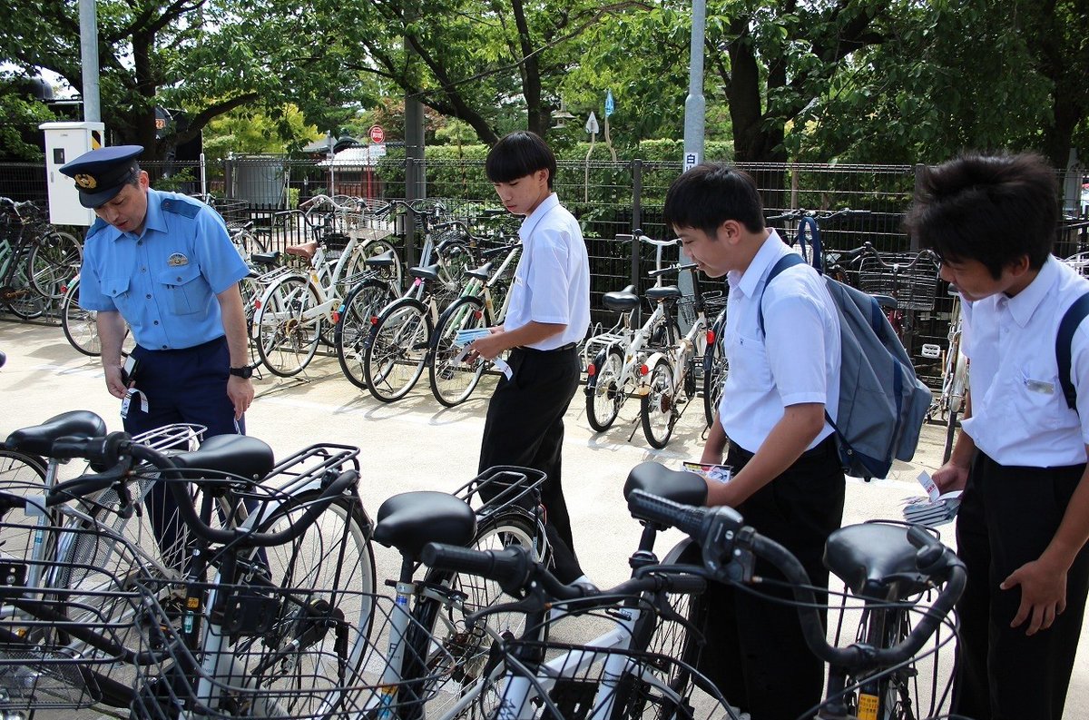 IP_hakusan's tweet photo. #自転車盗難 の防犯活動

職場体験で訪れていた #光野中学校 #北辰中学校 の生徒が、松任駅で自転車盗難の防犯活動を実施してくれたよ

鍵の掛かっていない自転車に防犯タグをつけたり、防犯チラシやティッシュを配ったりして、自転車盗難の防止を呼び掛けてくれたよ😊 https://t.co/rZ0NidicsK