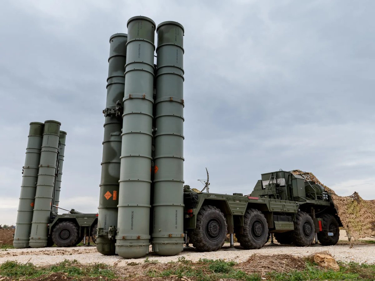 etkilihaberyeni's tweet photo. CAATSA yaptırımlarının kaldırılması için Türkiye'nin S-400'leri üçüncü bir ülkeye satması gündemde.

Türk hükümeti ile ABD'li yetkililer arasındaki görüşmelere göre en güçlü seçenek S-400 sisteminin bir Körfez ülkesine satılması.

ABD tarafı, S-400'lerin Türkiye içinde ancak ABD denetimininde olmasının da CAATSA kurallarını karşılamayacağını görüşünde ve S-400'lerin Türk topraklarından çıkarılmasını istiyor.

(Hande Fırat)