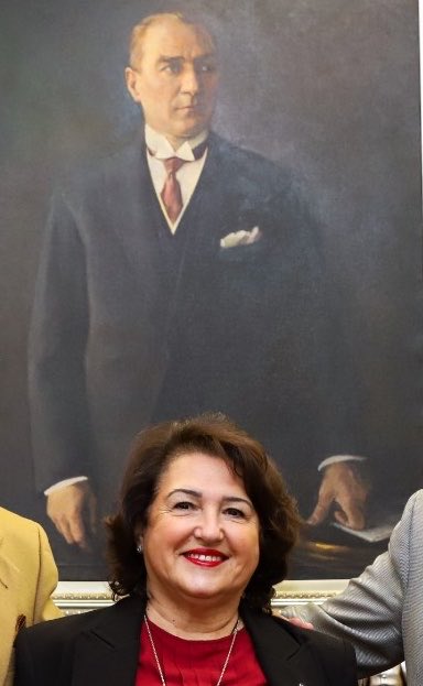 tugberk37's tweet photo. Yeditepe mezuniyetinde ayetin önü kapatıldığı zaman “işte Yeditepe’nin ruhu” diye bağırdığı iddia edilen  rektör yardımcısı Sedefhan Oğuz!

Bu kadın derhal görevden alınmalı! https://t.co/lvqKp1fNhf