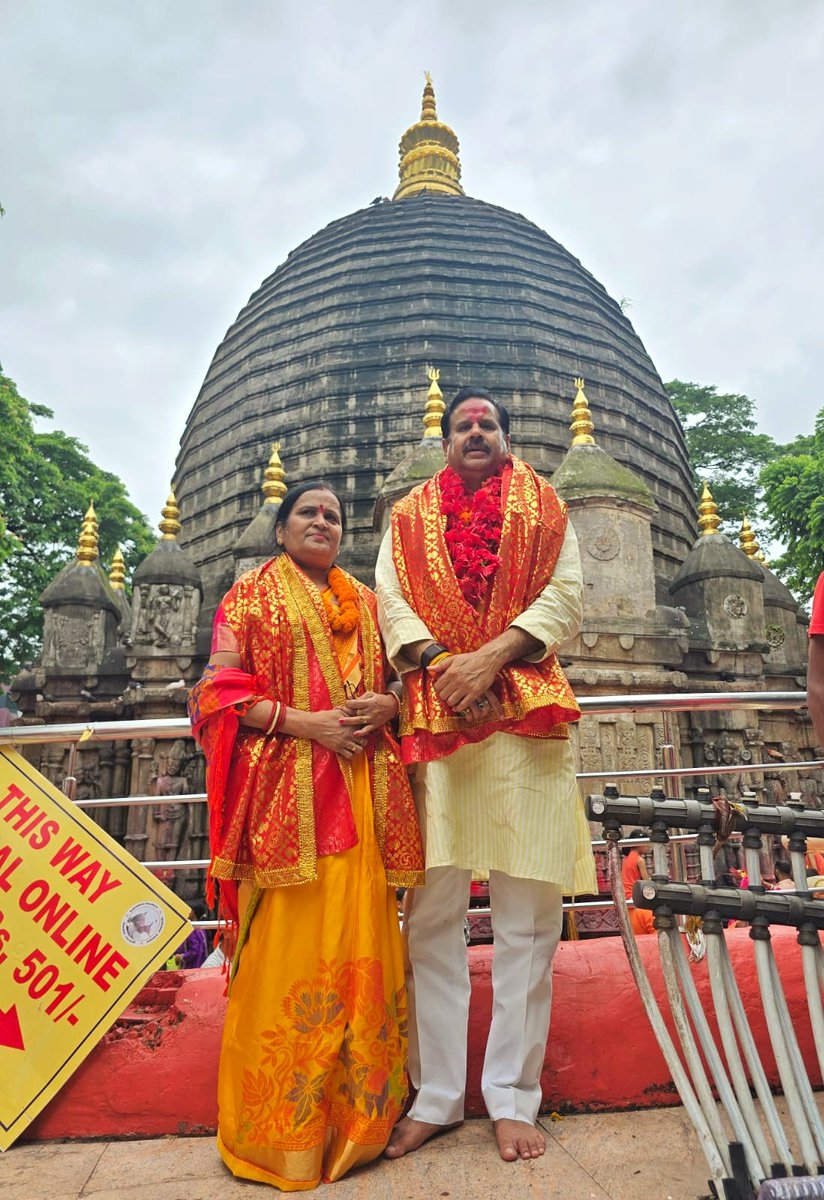 bjpdrmahendra's tweet photo. जय माँ कामख्या 🚩🚩 

गुवाहाटी में माँ कामख्या जी के दर्शन पूजन करने का सौभाग्य प्राप्त हुआ।

साथ में @BJP4Tripura के प्रदेश अध्यक्ष श्री @AbhishekDeb_roy जी एवं @BJP4Assam के प्रदेश उपाध्यक्ष श्री @ashokkbhattarai जी भी उपस्थित रहे। https://t.co/KJmc8FNzGU
