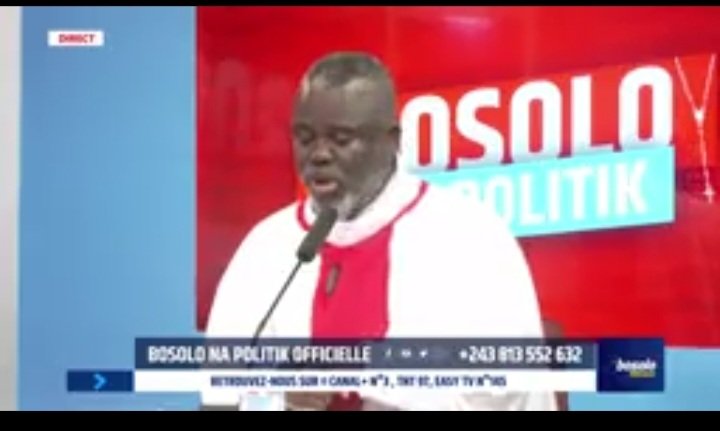 MigaboNick's tweet photo. @IsralMutombo11, cessez de prendre les Congolais pour des naïfs !

Israël Mutombo, votre problème n'est pas votre opinion. Dans une démocratie, chacun est libre de soutenir le pouvoir qu'il veut. Votre véritable problème, c'est de vouloir faire passer votre militantisme pour du journalisme et votre propagande pour une analyse objective.

Vous accusez l'opposition de manipuler la population, alors que votre rôle, depuis des années, consiste précisément à démoraliser et à décourager tous les Congolais qui souhaitent exercer leur droit constitutionnel de manifester contre les dérives du régime de Félix Tshisekedi.

Vous brandissez systématiquement le spectre des morts et des blessés pour faire peur aux citoyens. Mais avez-vous le courage de dire qui les tue ?

Ce ne sont pas les manifestants pacifiques qui tirent sur la foule. C'est un régime devenu allergique à toute contradiction, qui répond trop souvent aux revendications populaires par la répression.

La Constitution est pourtant claire. Elle garantit à tout Congolais le droit de manifester pacifiquement. Aucune autorisation préalable n'est exigée ; seule une information de l'autorité compétente est requise. Vous le savez parfaitement, mais vous préférez entretenir la confusion pour servir le pouvoir.

Vous prétendez également qu'il faudrait exclure du dialogue ceux qui auraient été condamnés par la justice.

Mais de quelle justice parlez-vous ?

De cette justice que vous dénoncez vous-même lorsqu'elle s'attaque à certains proches du pouvoir ? Ou de celle qui devient miraculeusement indépendante lorsqu'elle vise Joseph Kabila ou d'autres opposants ?

On ne peut pas qualifier une justice d'instrumentalisée un jour et d'infaillible le lendemain, selon l'identité de l'accusé. Ce double discours ne trompe plus personne.

Vous affirmez enfin qu'un dialogue ne servirait qu'à distribuer des postes. Voilà une caricature qui révèle davantage votre état d'esprit que celui des partisans du dialogue. Un véritable dialogue inclusif vise d'abord à préserver la paix, à restaurer la cohésion nationale et à sortir le pays de la crise. Réduire cette démarche à un partage de postes est une insulte à l'intelligence des Congolais.

Le temps des incantations est révolu. Les Congolais connaissent votre position. Assumez-la. Mais cessez de vous cacher derrière le masque du lanceur d'alerte. Vous êtes devenu l'un des défenseurs les plus zélés du pouvoir, et chacun est désormais libre d'apprécier vos interventions à cette lumière.

Les Congolais ne sont plus des spectateurs passifs. Ils savent reconnaître la différence entre un journaliste qui informe et un militant qui récite.