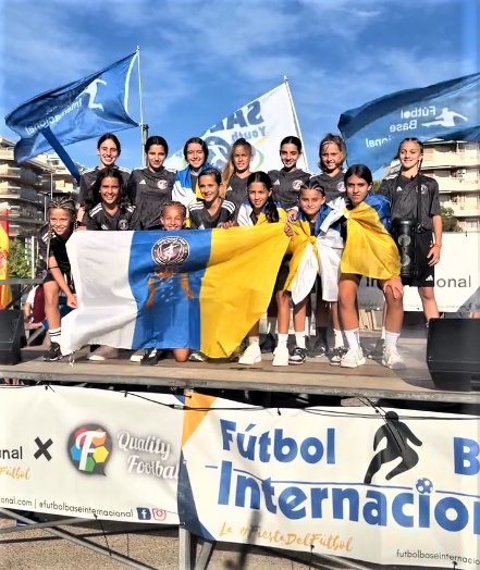 Deportes_Telde's tweet photo. #DeportesTelde |🏆Jugadoras teldenses, campeonas del Women’s International Cup con Promesas Femenino Gran Canaria.
Andrea, Yeneide, Martina, Heily, Chloe y Noa brillan en el torneo internacional de fútbol base celebrado en #salou
¡Enhorabuena campeonas! #orgulloteldense https://t.co/ve8F4DuOOY