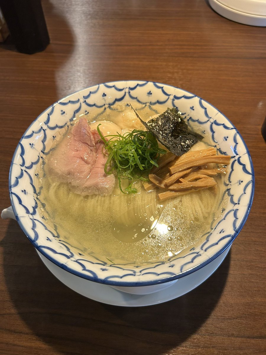 okito_group's tweet photo. こんにちは！
先日、かでかるに行ってきました🍜
今回は初めて塩ラーメンを注文✨
出汁の旨みがしっかり感じられて
とてもおいしかったです😊
ボリュームもたっぷりで
お腹いっぱい大満足！

#沖縄ラーメン #企業公式相互フォロー 
#企業公式つぶやき部 https://t.co/Q9mJAhwMHp