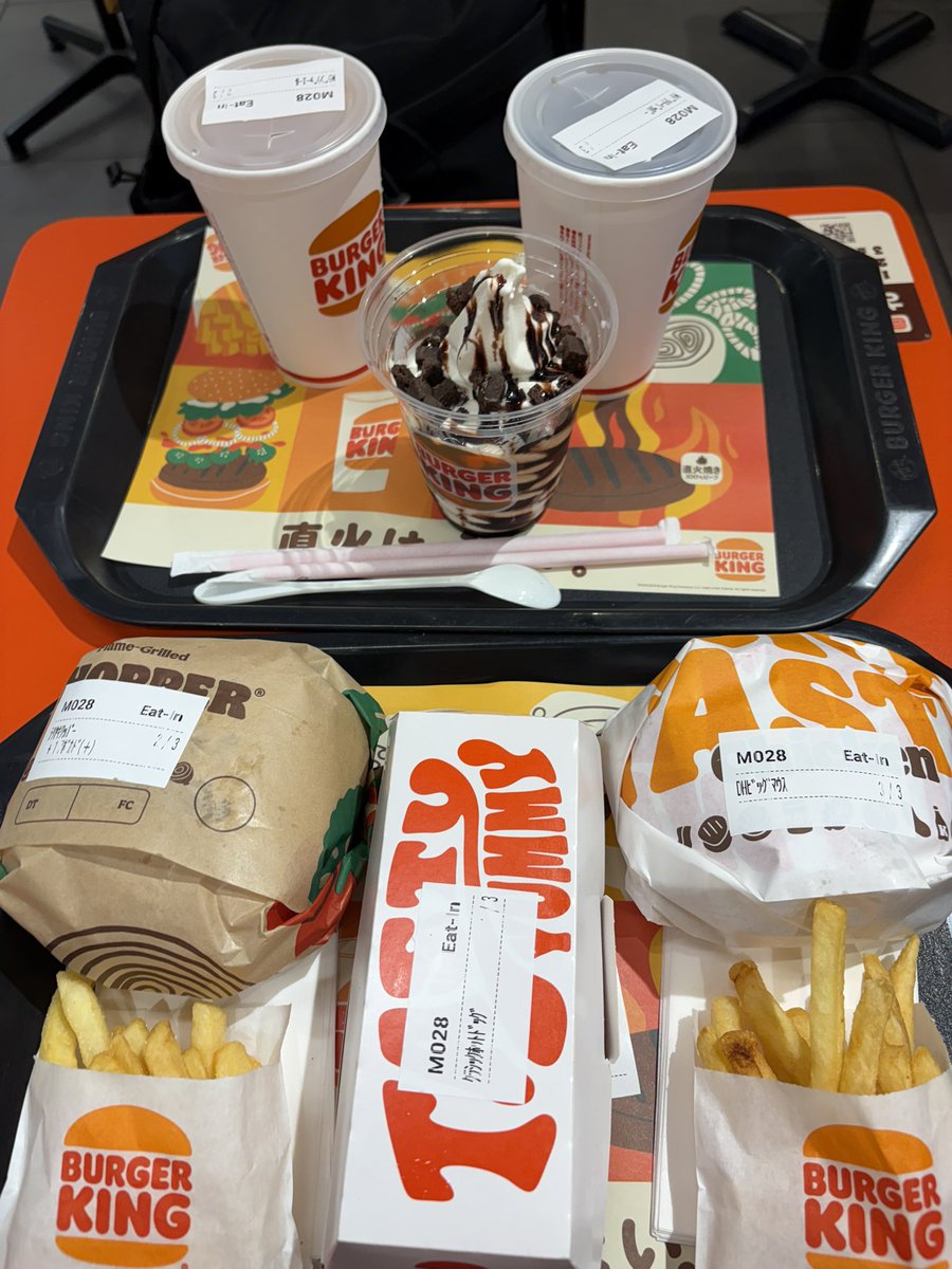 Sk1028L's tweet photo. バーキンのチョコソフトが食べたくてきたんだけど結局食べちゃうんだよなあ https://t.co/2PENxBXT1E
