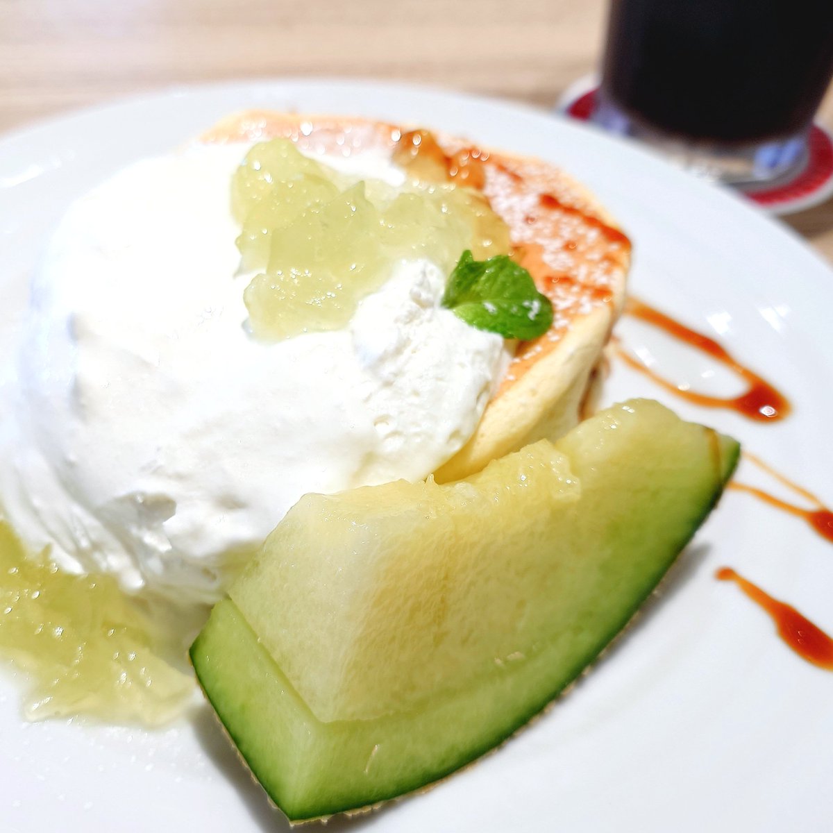EndoraDiaphragm's tweet photo. 「メロンスイーツフェア本日で終了です」と言われたので「あ、じゃあせっかくだからいただこうかな…」とすっとぼけたけどはじめからこれ目的で入ったんだよ😝 https://t.co/Klah3O71yY