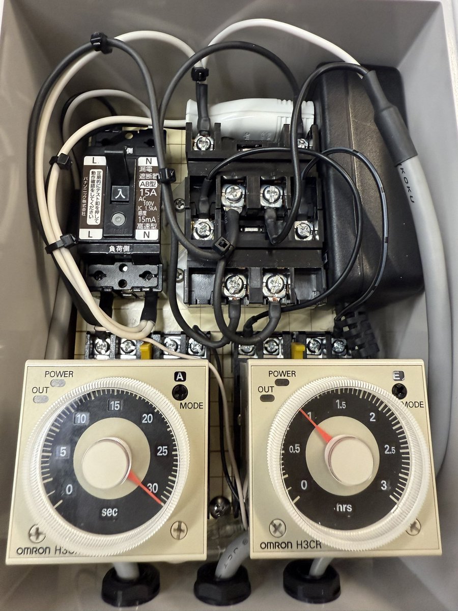 taroshineaqua's tweet photo. RO水自動給水システムがどんどんメカメカしくなった

12v→フロート→オンディレータ→インターバル→12vリレー→
100vリレー→水道電磁弁

ディレーはフロート触れたり地震で波打った時オンオフ繰り返すのを防止30秒設定

インターバルはフロート故障で常時通電した場合に止まるように1時間設定 https://t.co/ocXRDxPtIw