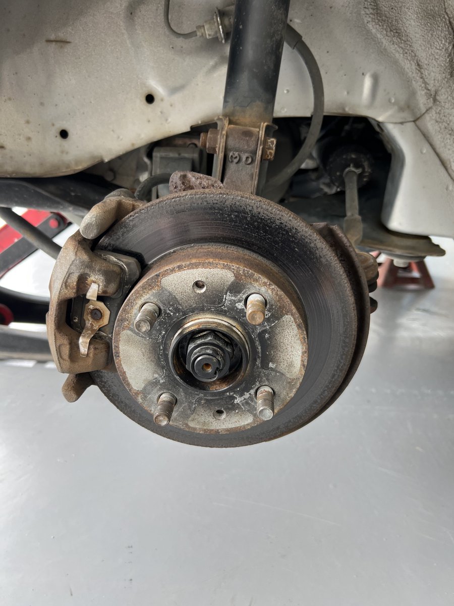 ryoota0305's tweet photo. リアの車高も落としたしツラもある程度出した。キャリパーとローターも交換したから後はエンジン載せ替えと色変えだけ🙄 https://t.co/FatLXNx3U5