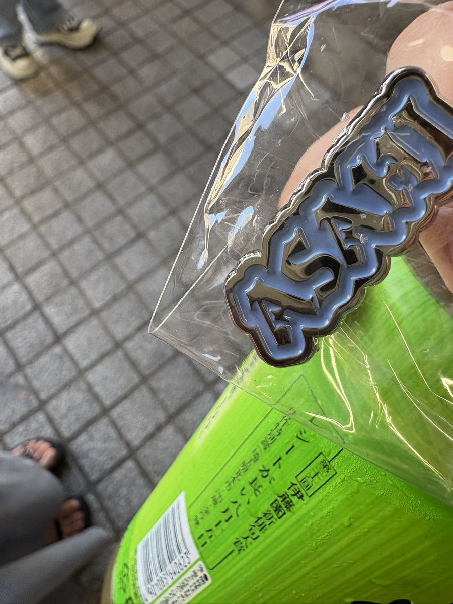 jinruiminamenri's tweet photo. ガチャガチャブースの入りぐちで、アサヒの名前バッチ落とした方いますか？ https://t.co/0CnUstxyag
