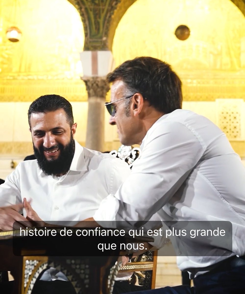 irezugasti's tweet photo. Dejo la geopolítica a un lado para fascinarme con como el yihadista y criminal internacional Al Jolani y Macron se han puesto la camisa blanca de folleti cincuentón para pasear por Damasco celebrando el golpe de estado en Siria https://t.co/Kpv0SLiFUP