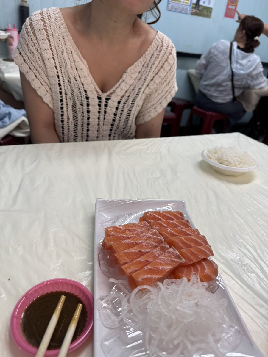 TingJenCha55705's tweet photo. 阿興生魚片，今晚入住悠活，明天夏都，有推友剛好有空的嗎？ https://t.co/iKvpgiVX4T