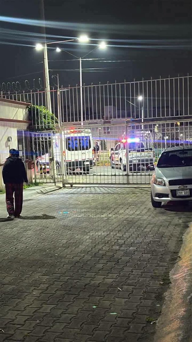 reporteedomex's tweet photo. #Ecatepec, 

Se reportan disp@ros contra los ocupantes de un automóvil. Los hechos sucedieron en Simon Bolivar y Vicente Guerrero en las Américas. Aún no se confirma el número de fallecidos.

Información y foto: Bendecido de Dios. https://t.co/0hjUiVq1cs