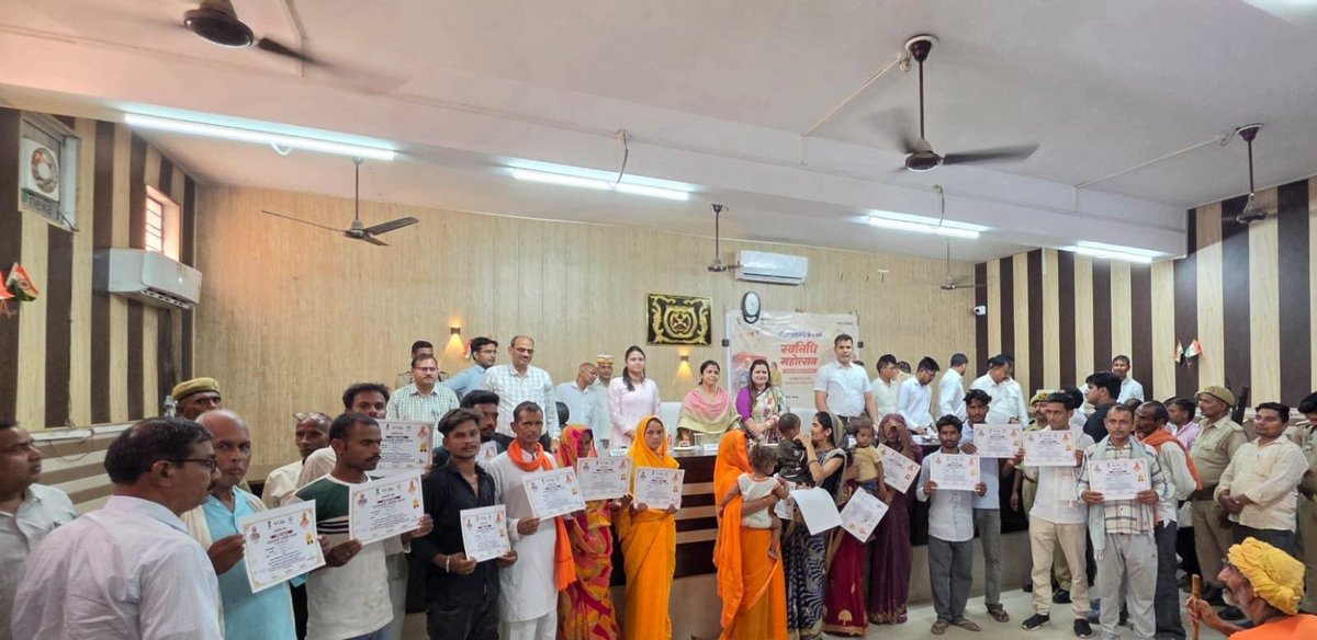 DAYNULMGONDA's tweet photo. न०पा०परि० गोण्डा में पीएम स्वनिधि महाेत्सव का आयाेजन  मुख्य राजस्व अधिकारी महोदया जी की अध्यक्षता में किया गया।
#PMSvanidhiYojana #6YearsofPMSVANidhi #EmpoweringCitizens #DigitalIndia #StreetVendor #UPSUDA #dmgonda2 #Mcgonda https://t.co/Z8JbkbHpYv