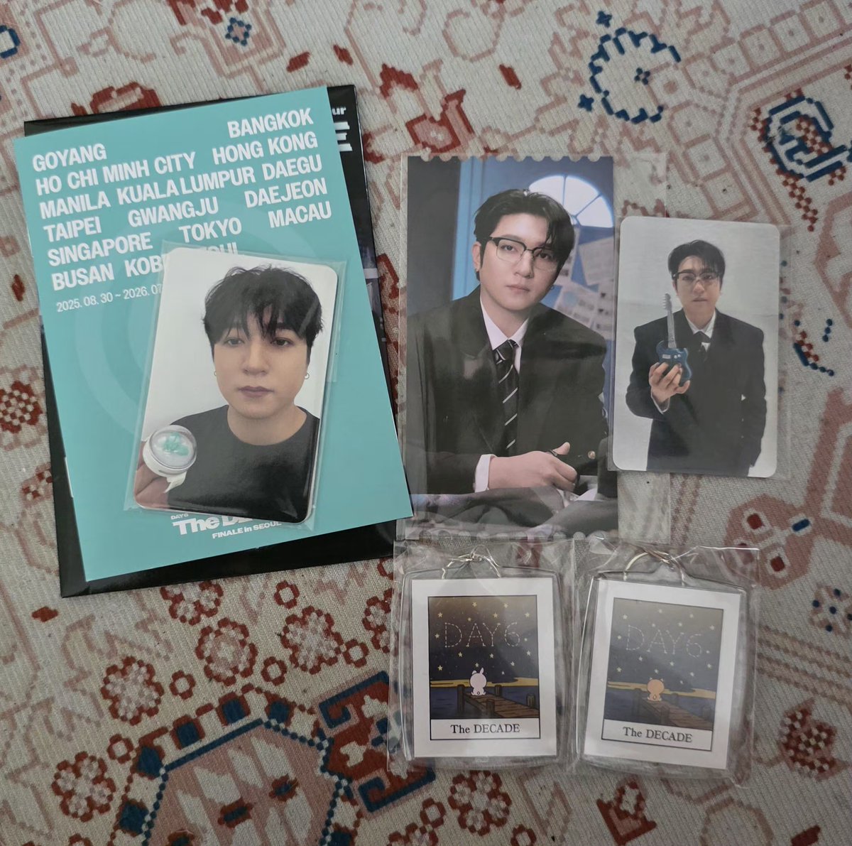 dustyros333's tweet photo. Hi guys.. dalam rangka (akhirnya) aku dikasih kesempatan datang ke konser penutupan DAY6 The Decade tour, aku mau GIVEAWAY super mini untuk 1 MYDAY 🥹🍀

1 set:
• pc set entrance decade finale day 1
• keyring (pil & ke) finale fan event
• printilan pc sj (merch decade)

rules:
- MYDAY only.
- tweet / rep aja hehe nanti aku pick random.
- pengiriman via oren, aku set 99.

end 16 july. 
Thank you 🍀🫰