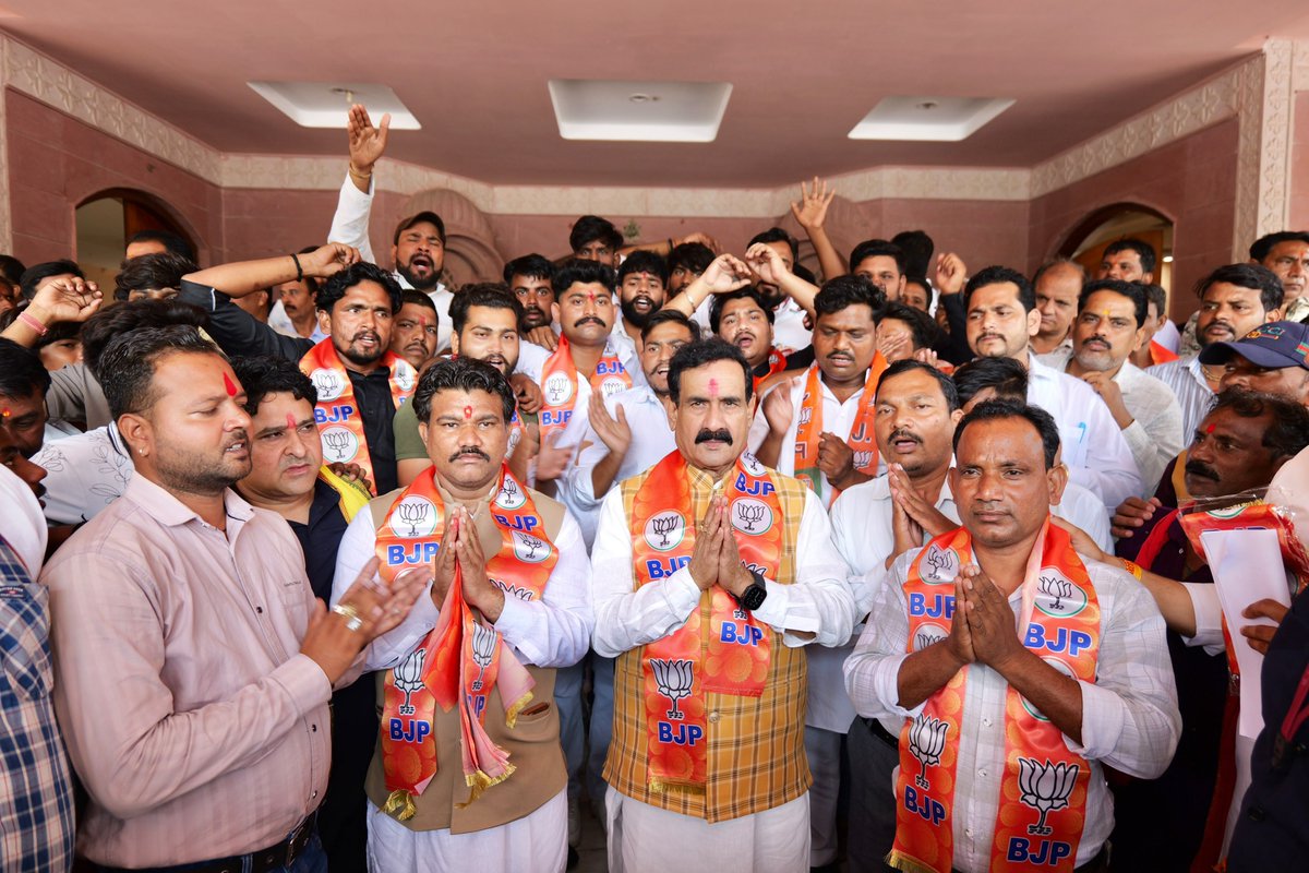 drnarottammisra's tweet photo. आज दतिया की मातृशक्ति एवं युवाओं ने @BJP4India की जनकल्याणकारी नीतियों एवं पार्टी के यशस्वी नेतृत्व पर विश्वास व्यक्त करते हुए भाजपा परिवार की सदस्यता ग्रहण की।
विकास के इस महायज्ञ में आप सभी का हार्दिक स्वागत एवं अभिनंदन।
संगठन के साथ मिलकर हम 'विकसित भारत' के संकल्प को साकार करेंगे। यशस्वी प्रधानमंत्री श्री @narendramodi जी के नेतृत्व में 'विकसित भारत' के निर्माण हेतु दतिया का यह कारवां निरंतर आगे बढ़ रहा है।