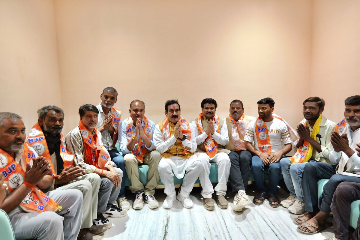 drnarottammisra's tweet photo. आज दतिया की मातृशक्ति एवं युवाओं ने @BJP4India की जनकल्याणकारी नीतियों एवं पार्टी के यशस्वी नेतृत्व पर विश्वास व्यक्त करते हुए भाजपा परिवार की सदस्यता ग्रहण की।
विकास के इस महायज्ञ में आप सभी का हार्दिक स्वागत एवं अभिनंदन।
संगठन के साथ मिलकर हम 'विकसित भारत' के संकल्प को साकार करेंगे। यशस्वी प्रधानमंत्री श्री @narendramodi जी के नेतृत्व में 'विकसित भारत' के निर्माण हेतु दतिया का यह कारवां निरंतर आगे बढ़ रहा है।