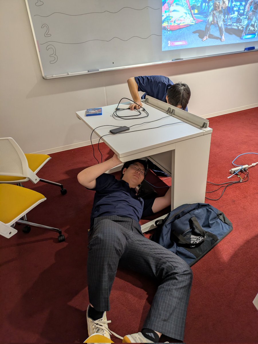 Tokai_spr_esp's tweet photo. 今年の学校祭では「レトロから現在までのゲームセンター」をテーマにｅスポーツ部初の出展をします。昔懐かしい攻略本もあります。7/11(土)に都合がつく方は是非お越しください。 https://t.co/Vo4fE44SAS