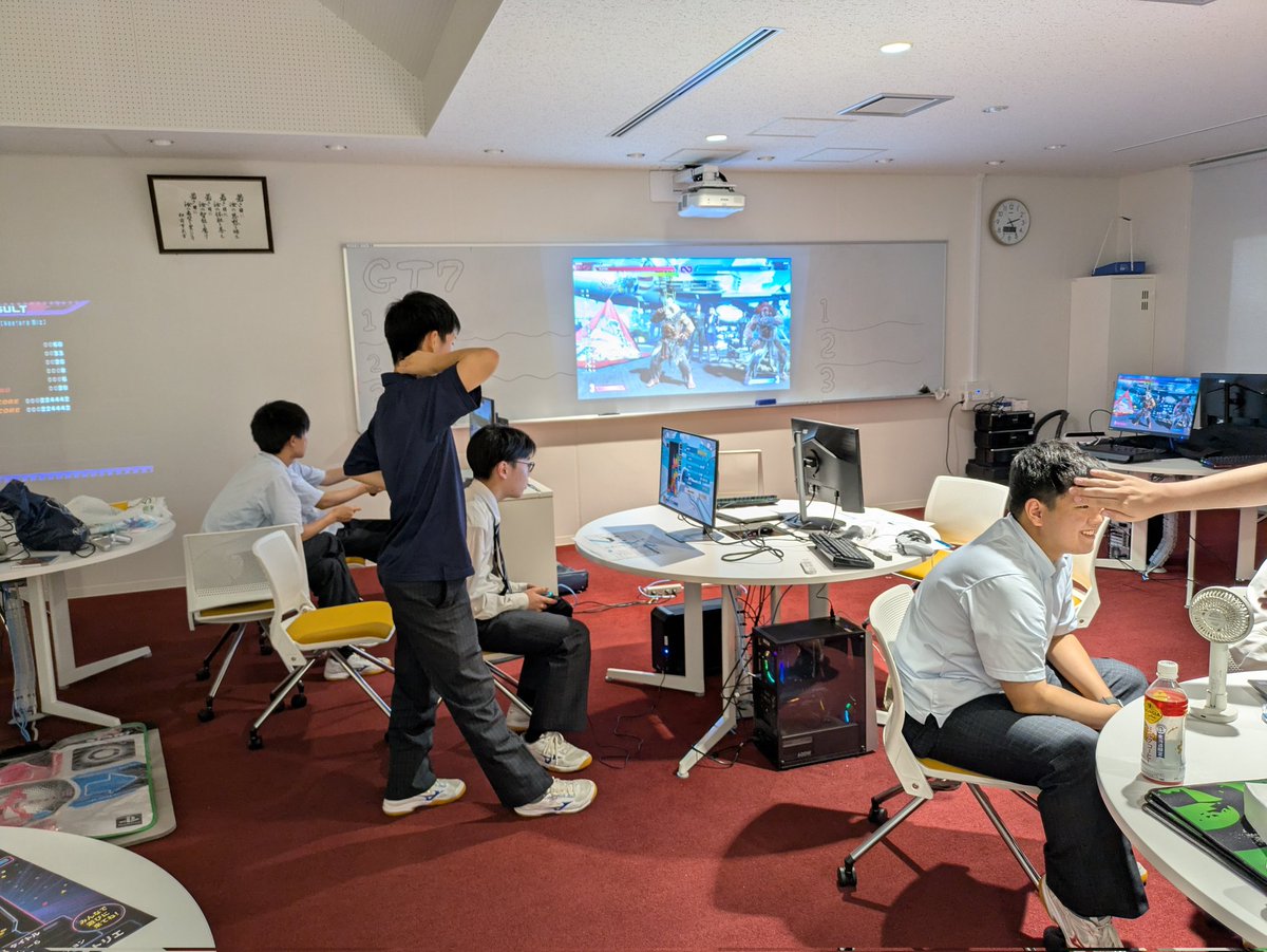 Tokai_spr_esp's tweet photo. 今年の学校祭では「レトロから現在までのゲームセンター」をテーマにｅスポーツ部初の出展をします。昔懐かしい攻略本もあります。7/11(土)に都合がつく方は是非お越しください。 https://t.co/Vo4fE44SAS