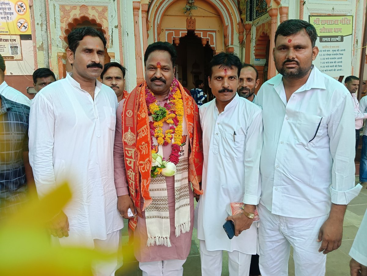 kuanvarsinghya5's tweet photo. @BJP4MP पिछड़ा वर्ग मोर्चा के अध्यक्ष आदरणीय भाईसाहब श्री पवन पादीर जी का ओरछा नगर आगमन पर श्री रामराजा सरकार के दर्शन कर उनका स्वागत वंदन किया।
@Hkhandelwal64
@Hkhandelwal1964 
@PawanPatidarBjp https://t.co/Mn2hw3415x