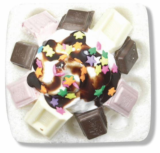 moffle_jp's tweet photo. モッフルヒストリー
トッピングモッフル＝スイーツモッフル
ブーム時のご提案⑥　デザート

トッピングモッフルは多くのカフェや外食店で採用され、一気にブームになりました。モッフル＝スイーツのイメージが色濃くつき、「日本の主食」としての価値観が薄まる結果となり、今から思うとやり過ぎたかなと思っています。

画像はアイス 、チョコアイス 、モンブラン、あんみつ
 #モッフル #デザート #スイーツ #ブーム