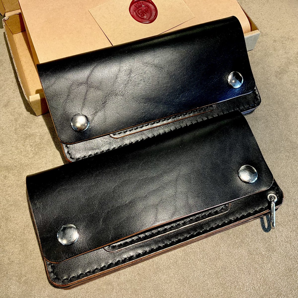 firstorderjewel's tweet photo. GARLAND Wallets
#trackerwallet #馬革 #トラッカー #革財布 #leather #wallet #firstorderjewelry #leatherwallet #トラッカーウォレット #horsebutt #マリアム #Maryam
GARLAND Wallet tracker MARYAM社ホースバット
https://t.co/cM8xHTi5M4
GARLAND Wallet tracker
https://t.co/GeLkb4ZpQN
イタリア マリアム社 ホースバット
HORSE BUTT / ホースバット
イタリアのトスカーナ州サンタ・クローチェ・スッラルノ地区にあるMARYAM社が製造する馬革です。
馬の「BUTT / バット」と呼ばれる線維密度の高い臀部(尻部分)を植物タンニンで鞣し、オイルを入れただけの素上げの革です。馬革は牛革に比べて傷が多いですが、敢えて仕上げ加工などでそれらを隠すことはせず素上げで流通している革になります。また馬の臀部にはコードバン層があり、銀面や床面の質感や見栄えに影響を及ぼしています。
馬革のバット革の特徴
物性としては、植物タンニン鞣しで素上げ、バケッタ製法によりオイルがしっかり入った革なので、使い込むほどに味わい深い色に変化し、自然な艶が出て来る、経年変化(エイジング)を愉しんでいただける革で、コバを磨いて仕上げることが可能です。
馬革特有のしなやかさとバケッタ製法によりオイルがしっかり効いているため、硬さはそれほどありません
First Order Jewelry
22-6 https://t.co/PBqvF9Dqt9
【online shop】
https://t.co/egPzk0tqVT